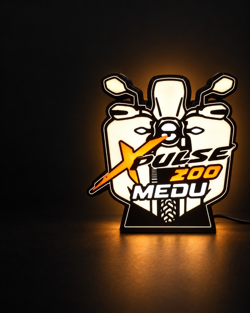Lámpara encendida con la silueta de una moto Hero Xpulse 200 y el alias Medu