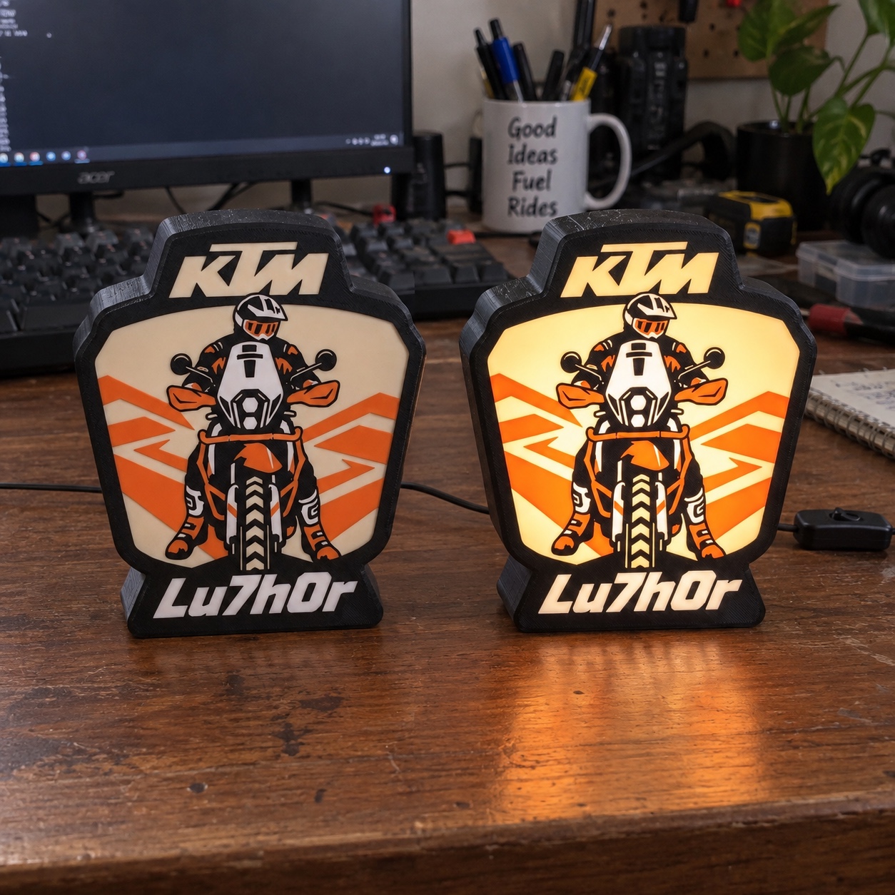 Dos lámparas KTM Lu7h0r idénticas sobre un escritorio: apagada a la izquierda y encendida a la derecha